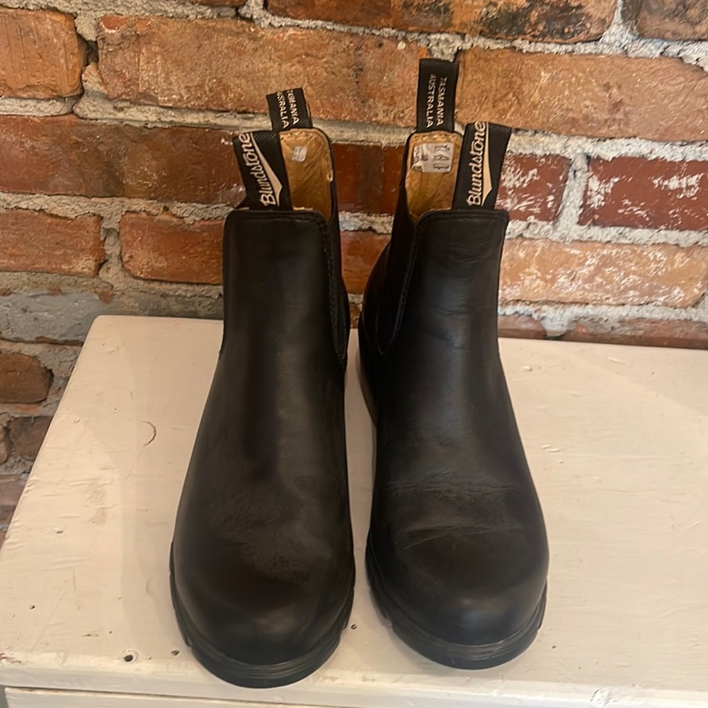 Blundstone womens size 9 slip on boots with a heel.
